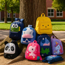 Sacs à dos scolaires colorés pour enfants et ados posés au pied d’un arbre, avec motifs d’animaux et de personnages