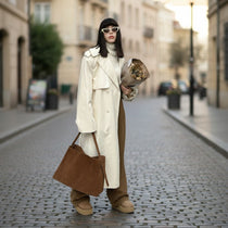 Femme marchant en ville avec un sac cabas en daim marron