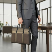 Sac ordinateur homme en cuir de vachette porté dans un environnement de bureau professionnel