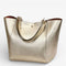 Vue de face du sac cabas porté épaule femme couleur champagne or, effet métallisé.