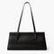 Sac baguette en cuir noir pour femme avec silhouette allongée et design minimaliste