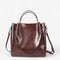 Sac cabas en cuir marron foncé pour femme, vue de face avec anses et bandoulière