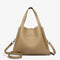 Sac seau beige en cuir synthétique souple avec bandoulière et poignées renforcées