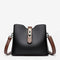Vue de face du sac seau femme en cuir PU ciré noir avec boucle décorative