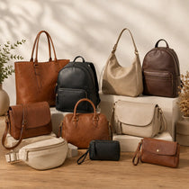 Sac cabas, sac bandoulière, sac à dos, pochette et sacs femme en cuir disposés sur des présentoirs dans une ambiance beige élégante et minimaliste