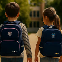 Deux enfants portant un sac à dos orthopédique