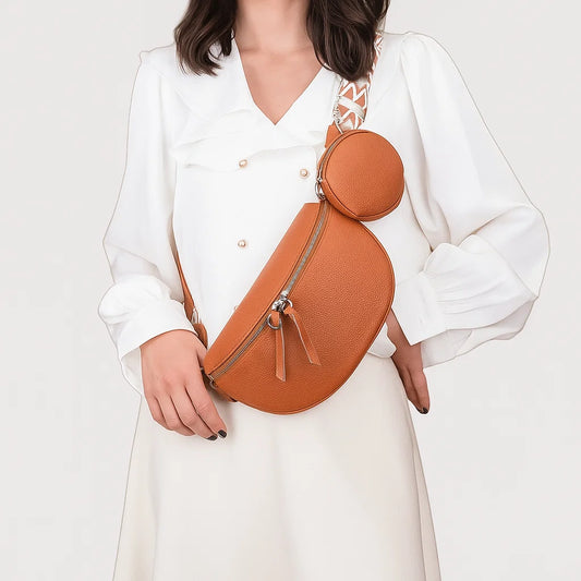 Femme portant un sac de poitrine en cuir souple camel avec bandoulière tressée et pochette ronde