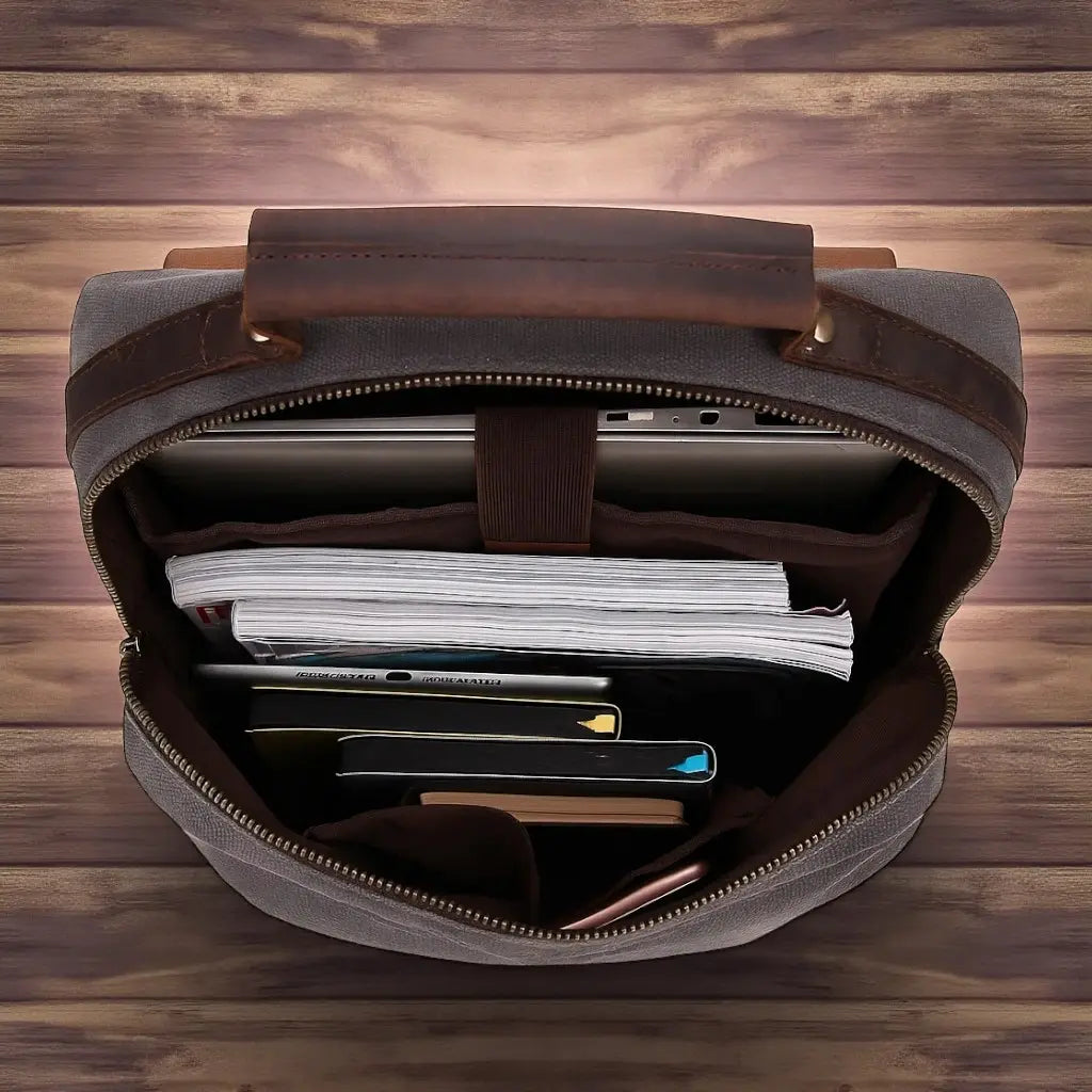 Intérieur spacieux du sac à dos vintage en toile et cuir avec rangement ordinateur