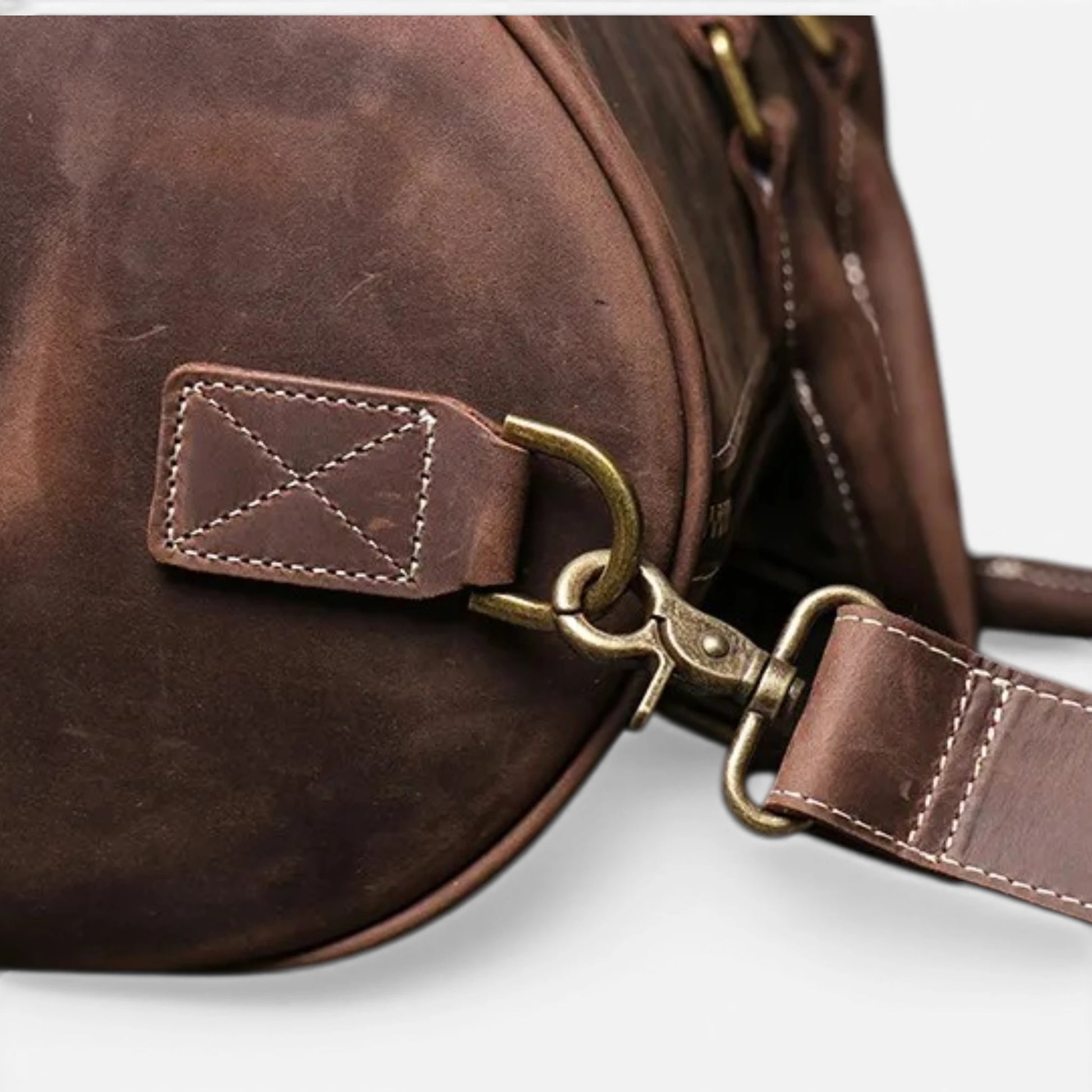 Mousqueton et attache de la bandoulière du sac de voyage en cuir de vachette pleine fleur