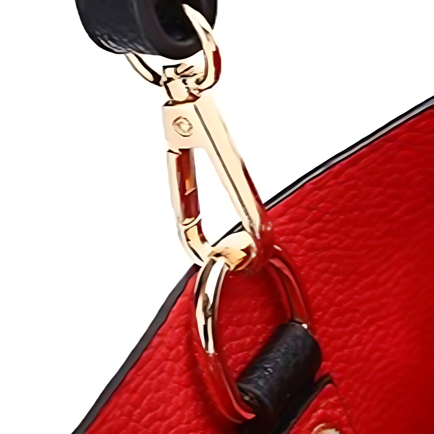 Gros plan sur l’attache dorée du sac cabas noir et cuir rouge