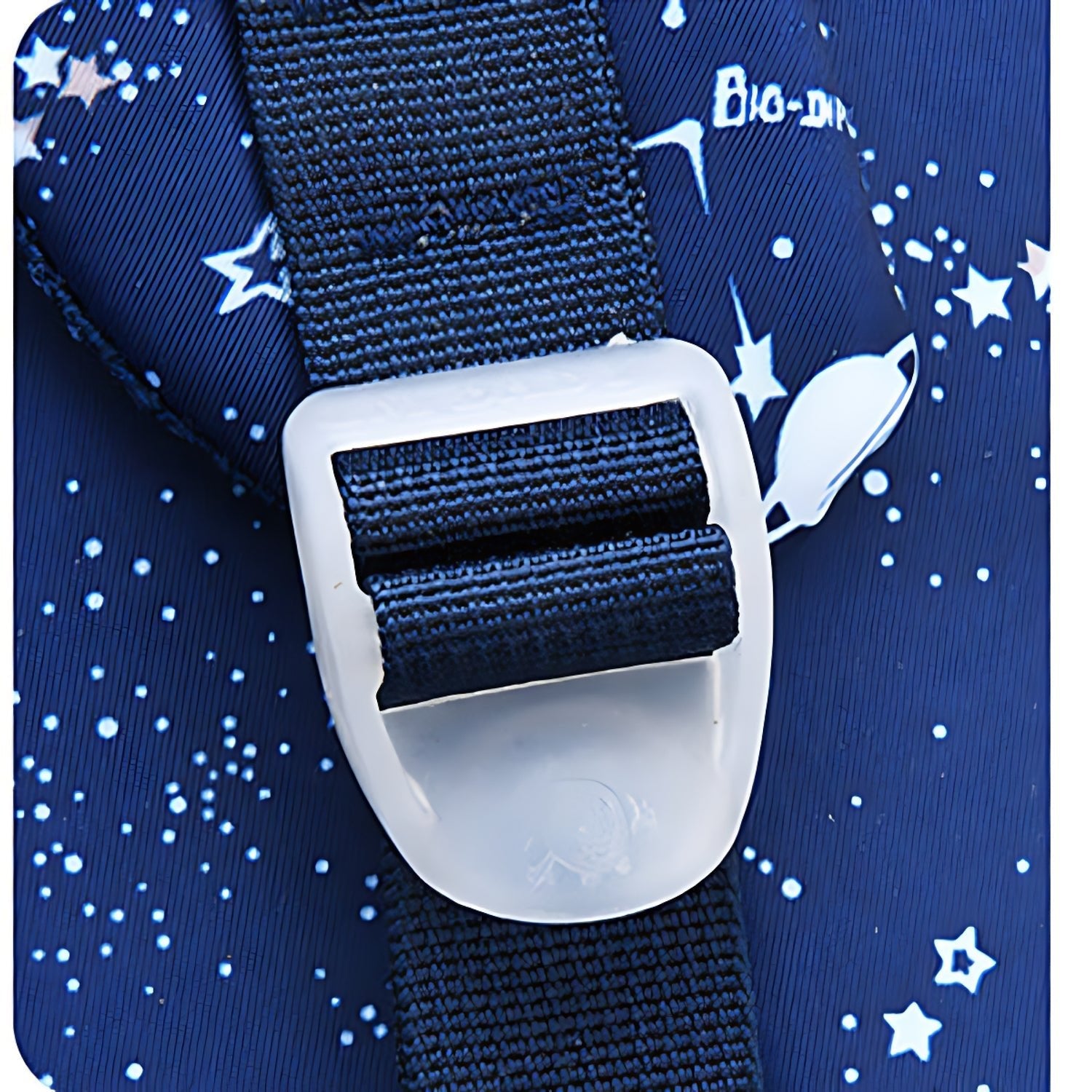Zoom sur boucle de réglage bretelle sac à dos ergonomique fille bleu nuit motif étoiles