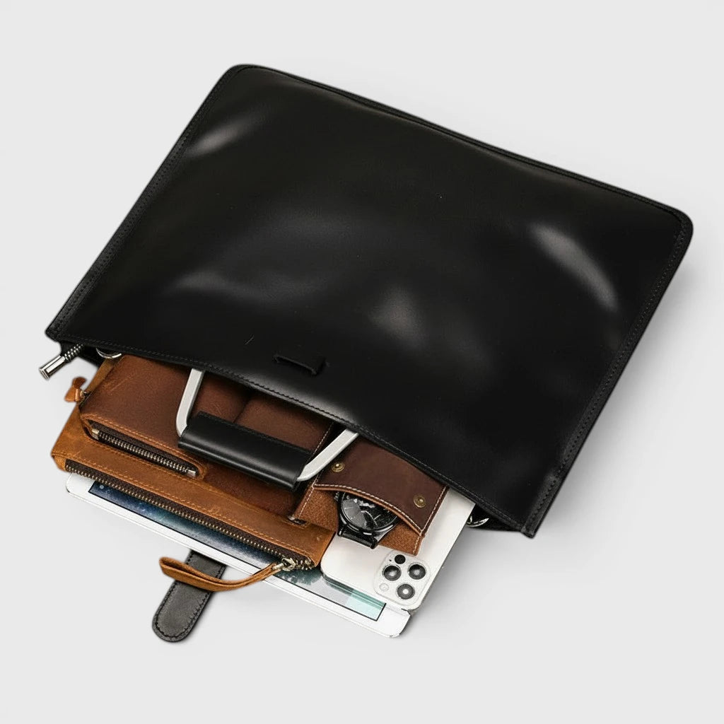 Porte-documents en cuir noir ouvert avec ordinateur portable 13 pouces, documents et accessoires