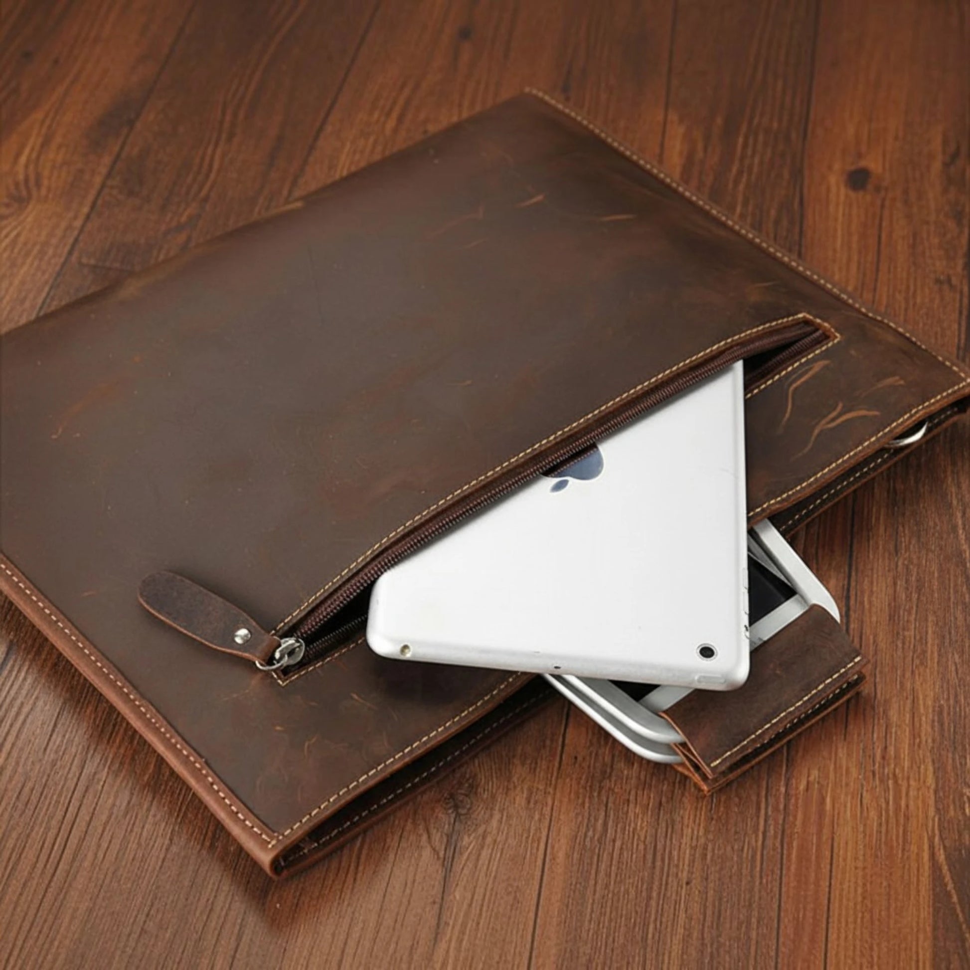 Porte-documents en cuir marron foncé pouvant accueillir un ordinateur portable 13 pouces et des documents