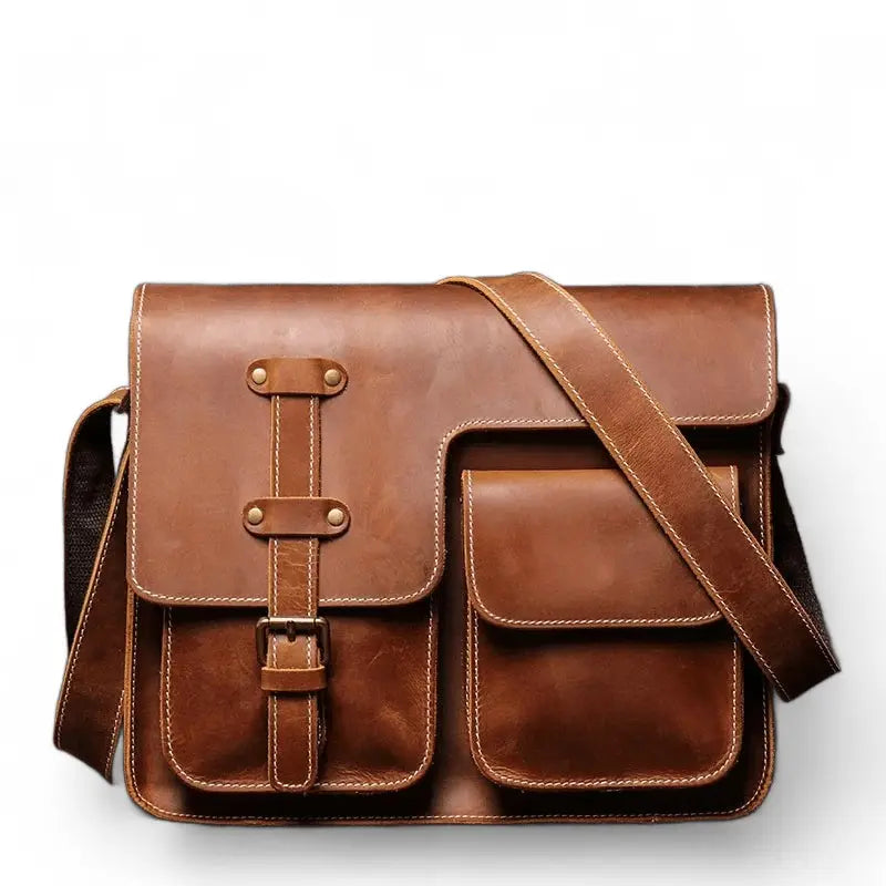 Cartable homme en cuir marron avec rabat à double sangles et poches frontales