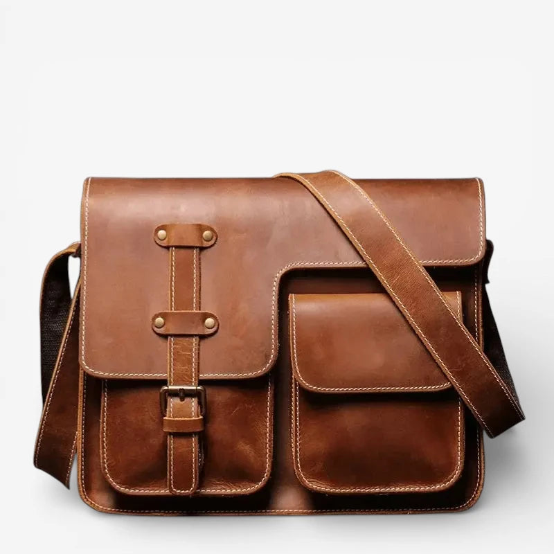 Cartable homme en cuir marron avec rabat à double sangles et poches frontales