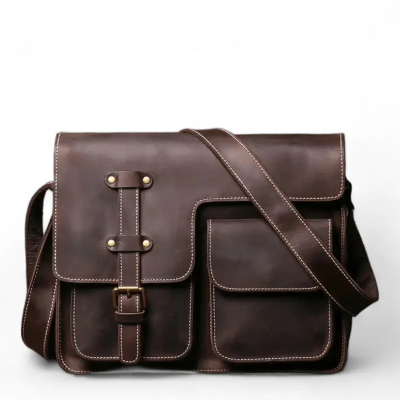 Cartable homme en cuir marron foncé avec rabat à boucle et poches frontales