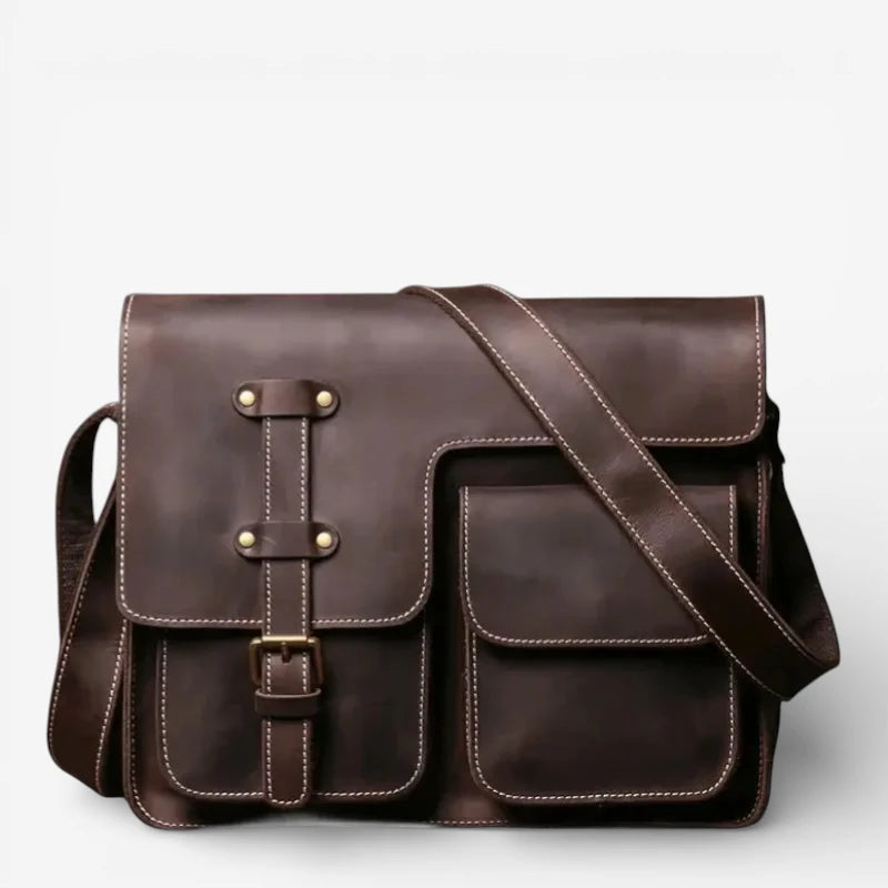 Cartable homme en cuir marron foncé avec rabat à boucle et poches frontales
