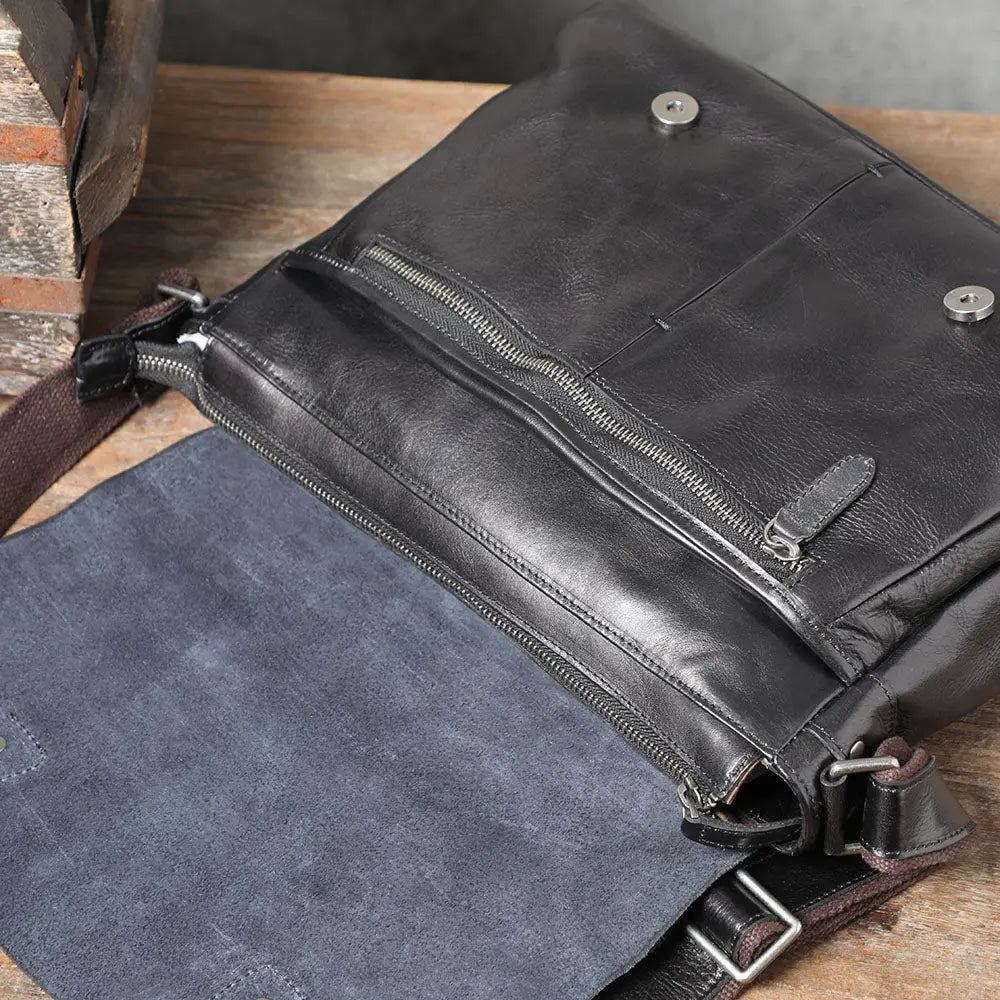 Sac porte-documents en cuir noir ouvert avec poche intérieure zippée