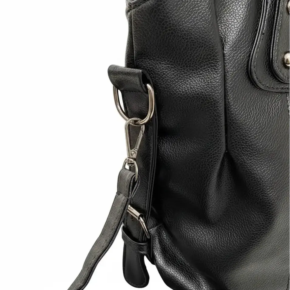 Détail de la bandoulière réglable et des finitions du sac porté épaule noir