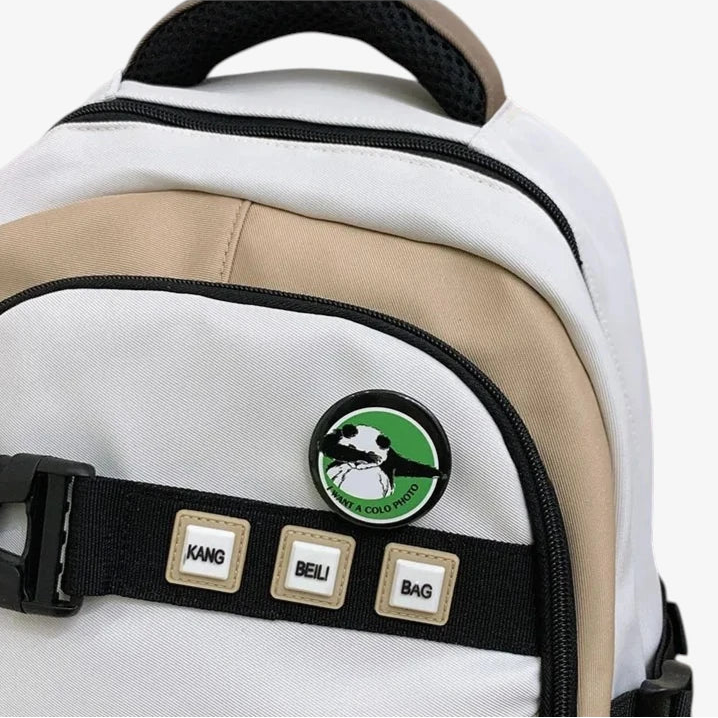 Détail de la fermeture et des attaches du sac à dos scolaire beige et blanc