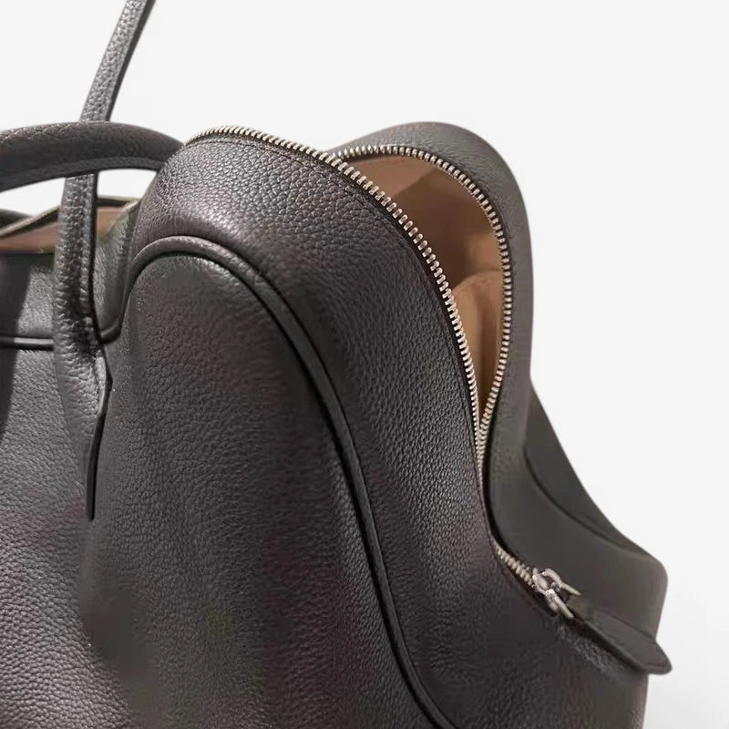 Détail des coutures et de la fermeture éclair du sac cabas en cuir de vachette