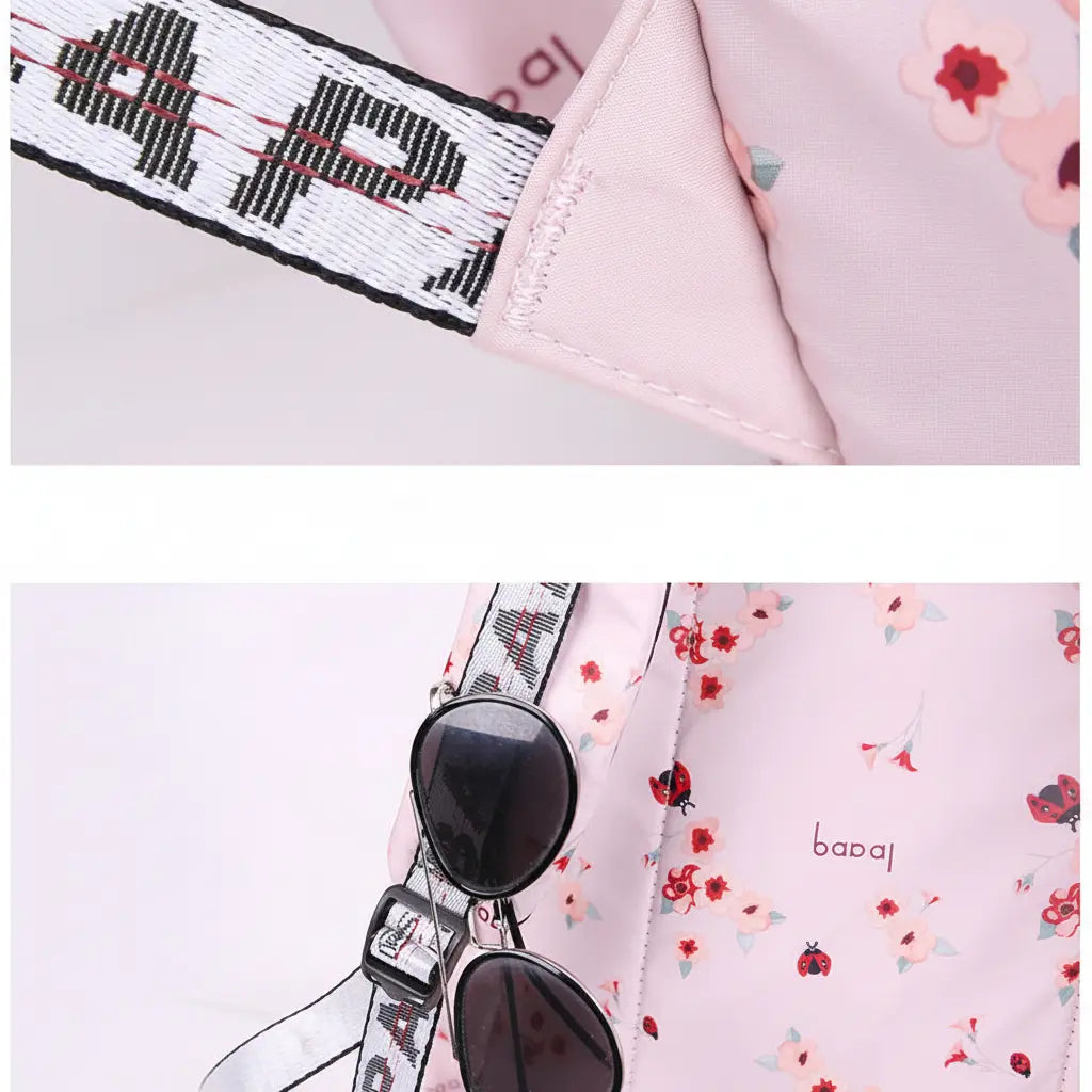 Détails du tissu et des accessoires du sac à dos rose à fleurs