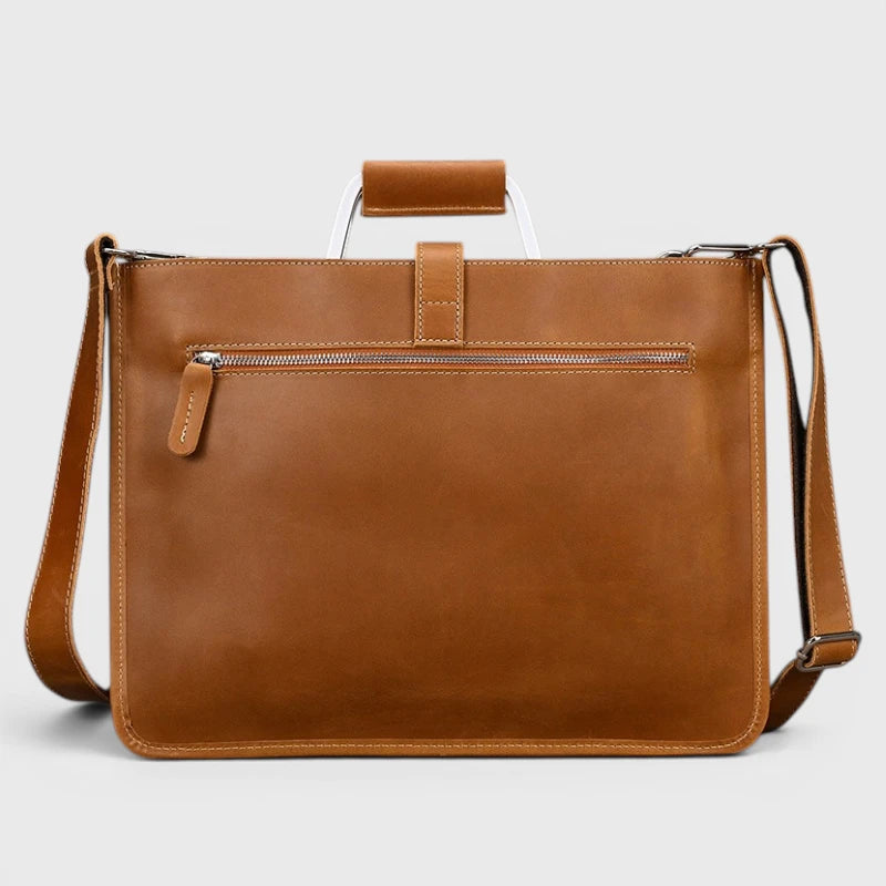 Vue arrière du porte-documents en cuir marron avec poche extérieure zippée et bandoulière réglable