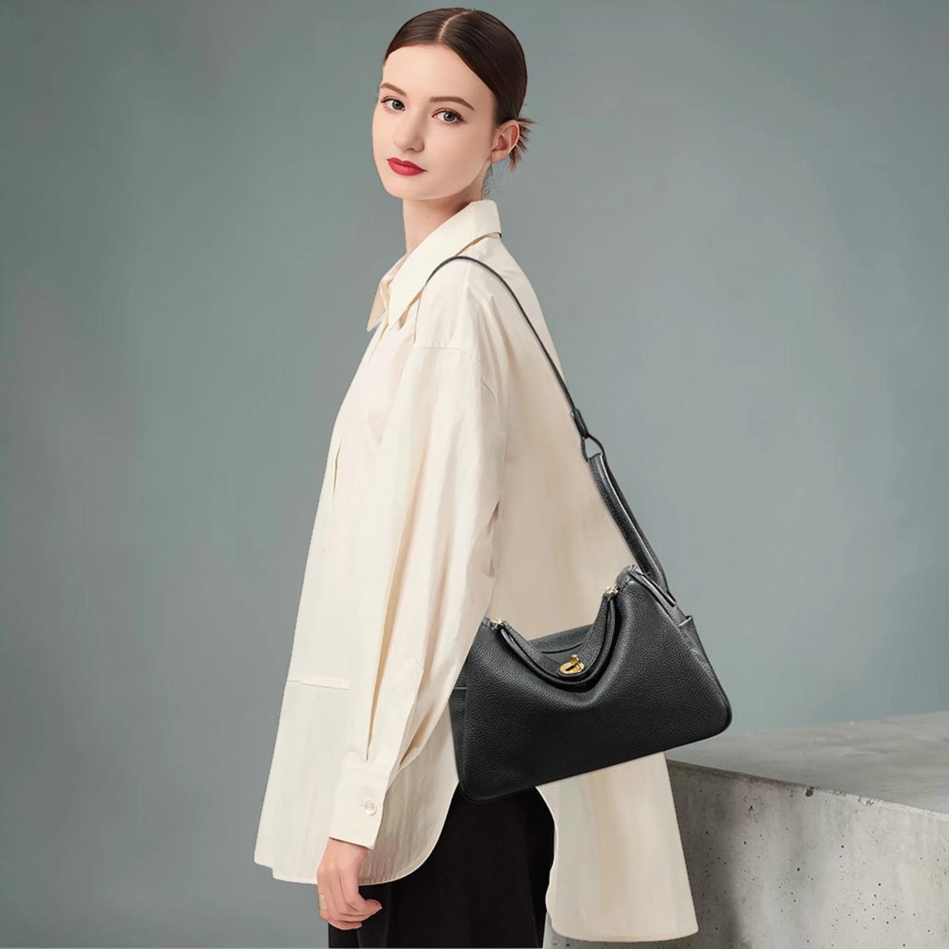 Femme portant un sac bandoulière en cuir de vachette noir