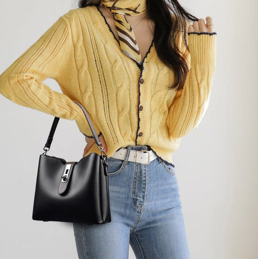 Femme portant un sac seau en cuir PU ciré noir à l'épaule