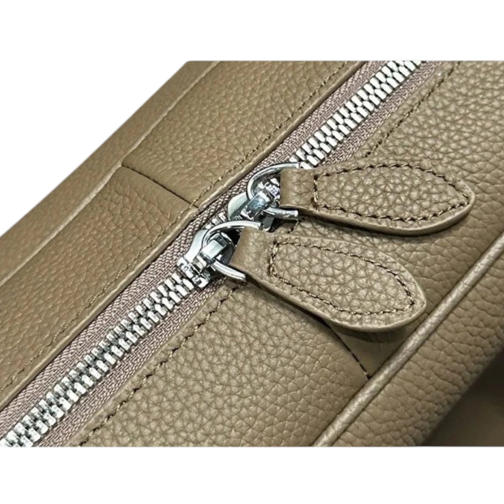 Détail de la fermeture éclair du sac cabas femme en cuir de vachette