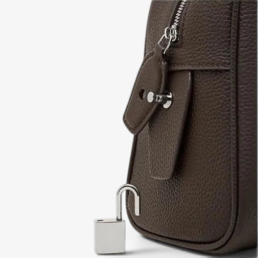 Détail de la fermeture de la poche latérale du sac bowling en cuir grainé marron