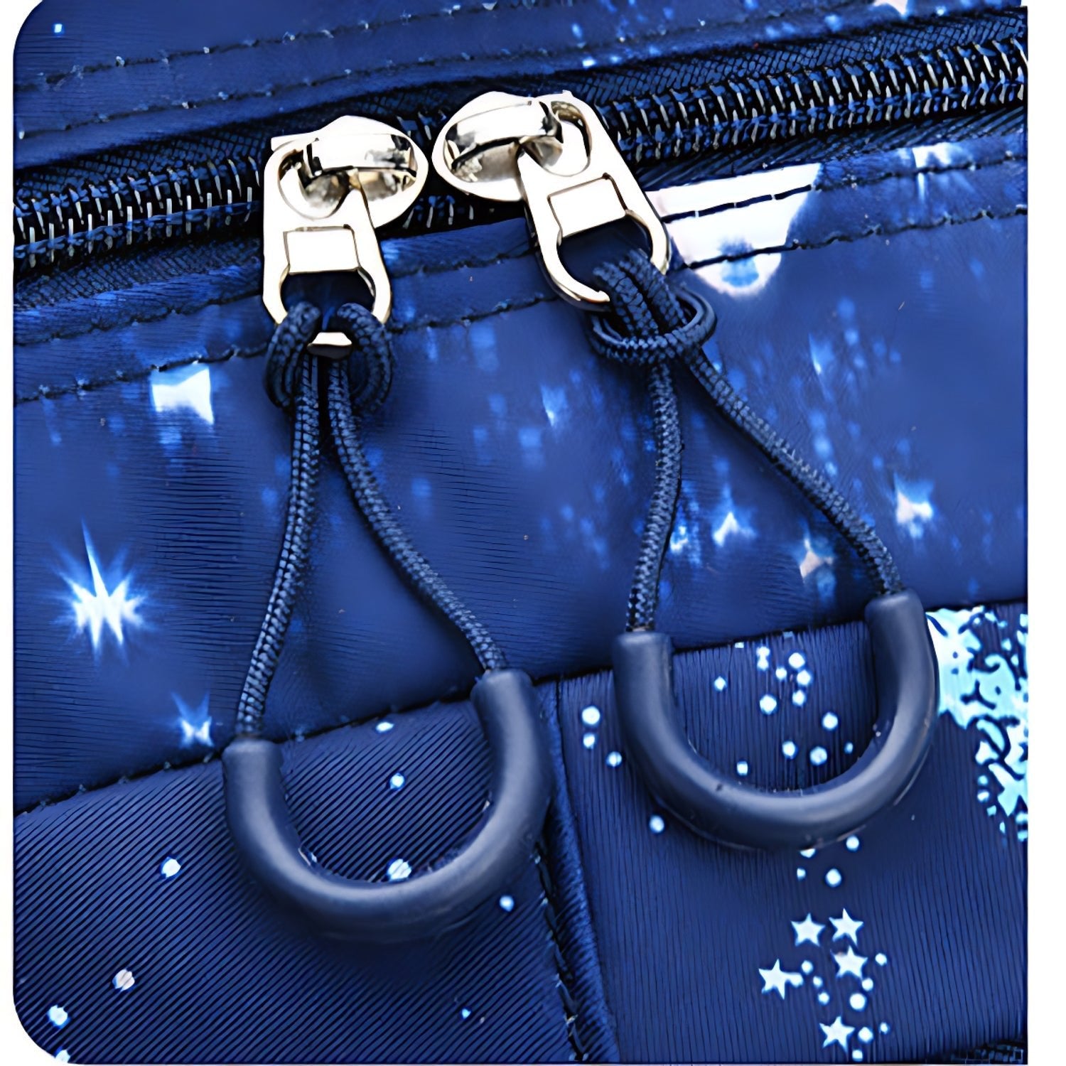 Zoom sur fermeture éclair renforcée du sac à dos ergonomique fille bleu nuit motif étoiles