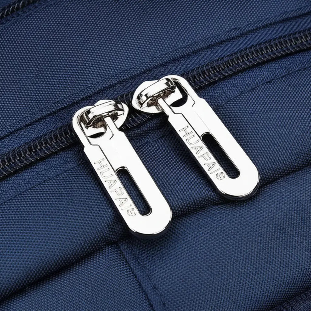 Détail fermeture zippée métallique du sac à dos scolaire bleu marine