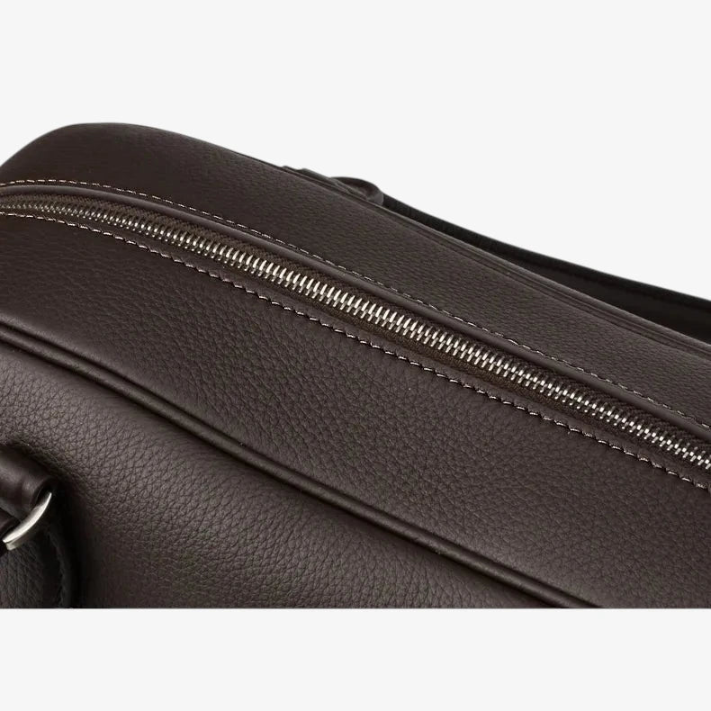 Fermeture zippée du sac bowling en cuir grainé marron