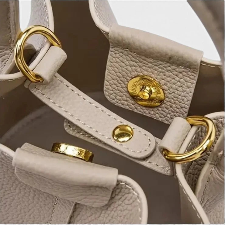 Fermoir et attaches métalliques du sac seau en cuir de vachette
