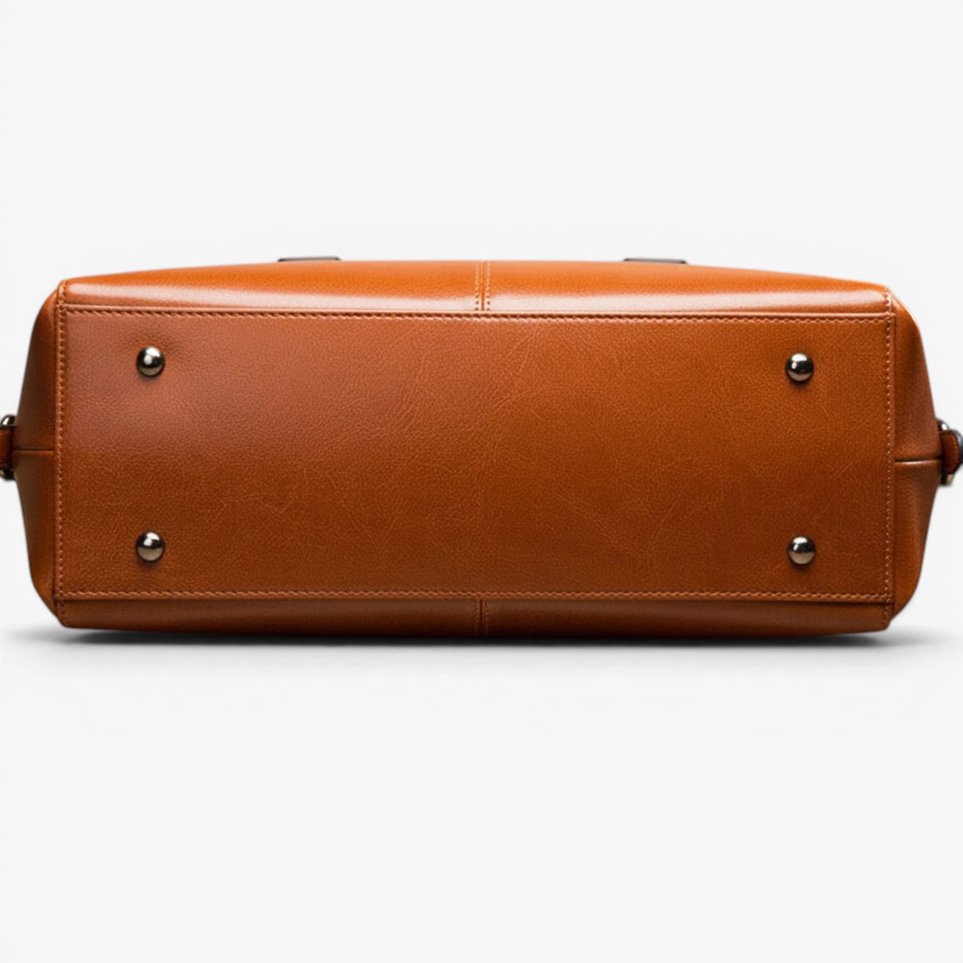 Fond du sac en cuir marron avec pieds de protection métalliques