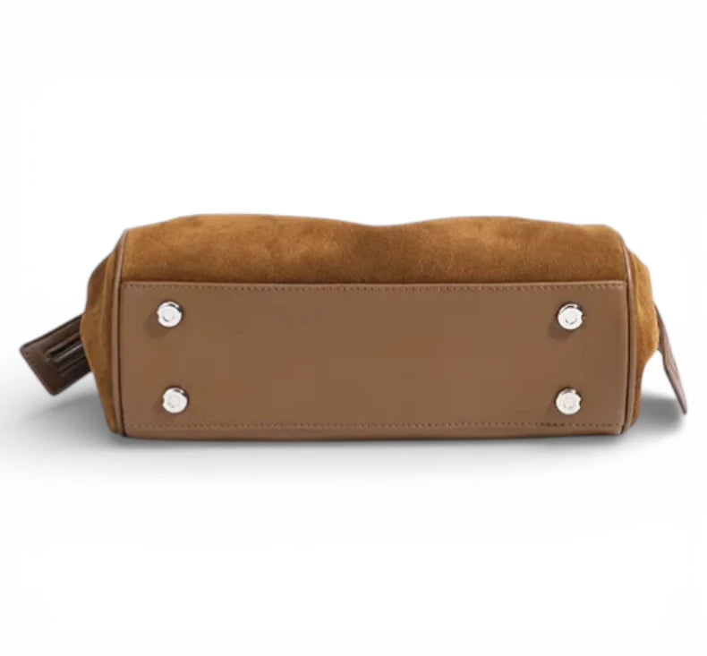 Fond du sac en cuir de vachette suédé avec rivets métalliques anti-usure