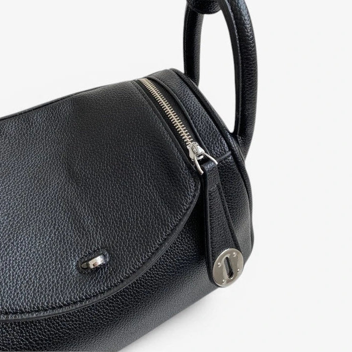 Gros plan du sac bandoulière en cuir de vachette noir