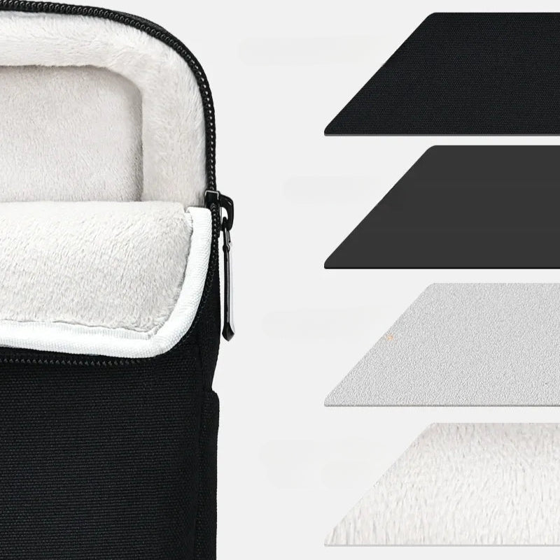 Intérieur d’une housse ordinateur portable noire avec doublure douce blanche