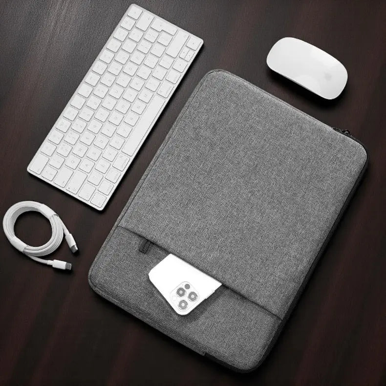 housse-ordinateur-portable-grise-sur-bureau