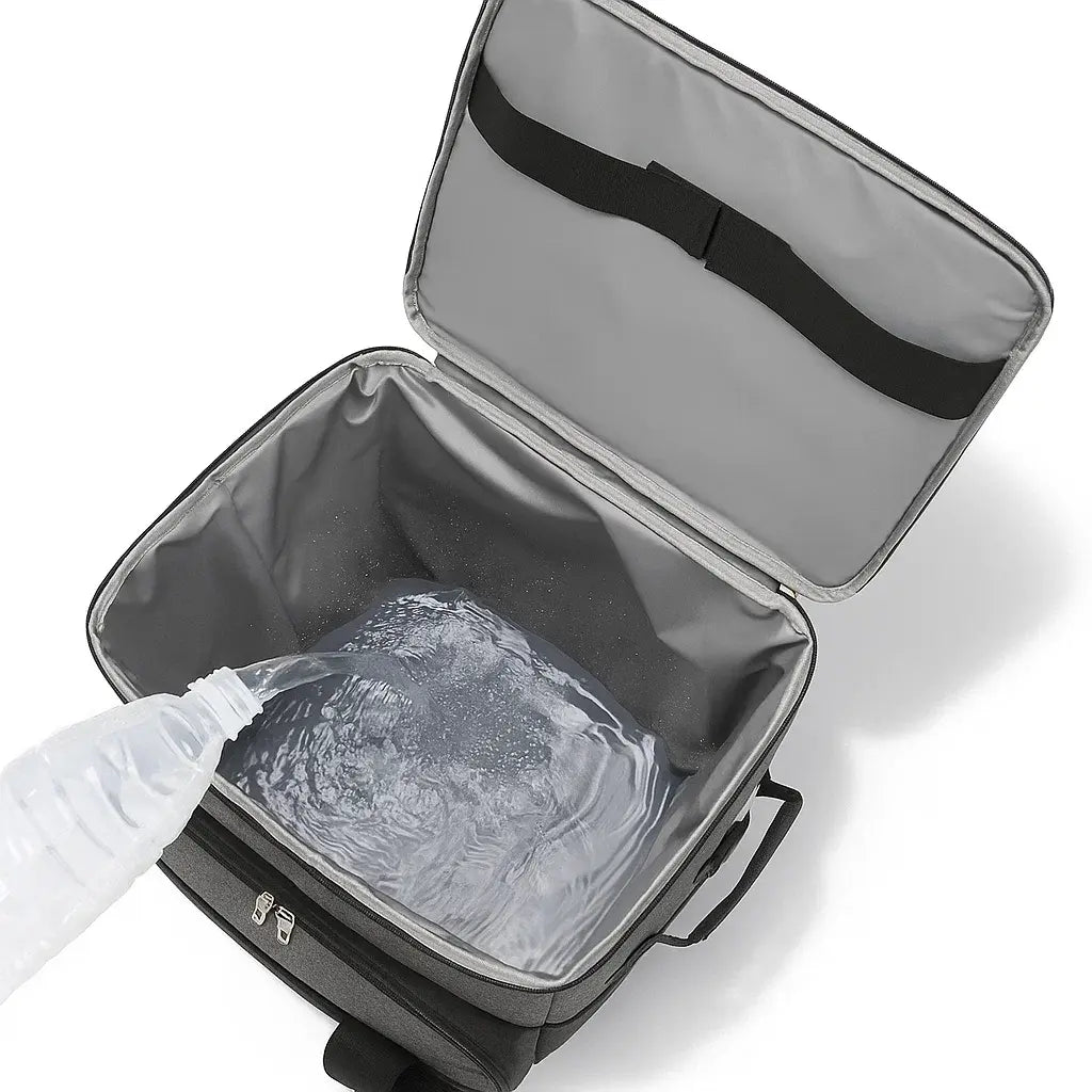 Vue intérieure de la glacière isotherme grise avec doublure aluminium et sac de glace