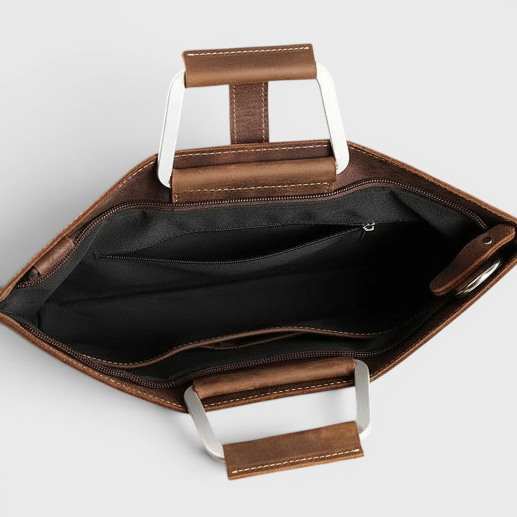Intérieur du porte-documents en cuir marron foncé avec compartiment principal et poche intérieure