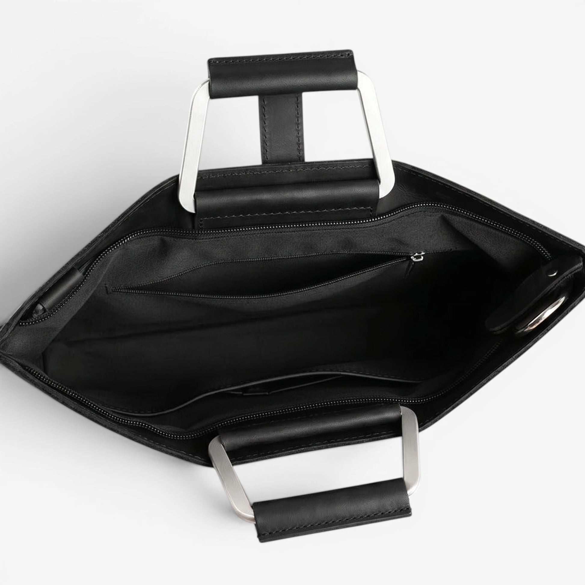 Intérieur du porte-documents en cuir noir avec compartiments de rangement et poche zippée
