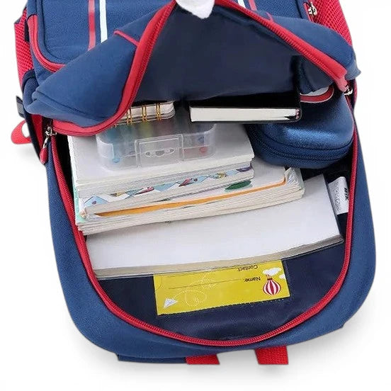 Intérieur du sac à dos bleu et rouge avec compartiments pour cahiers et fournitures scolaires