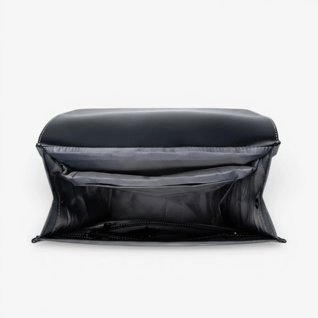 Intérieur du sac à dos business homme avec compartiment ordinateur rembourré et rangements organisés