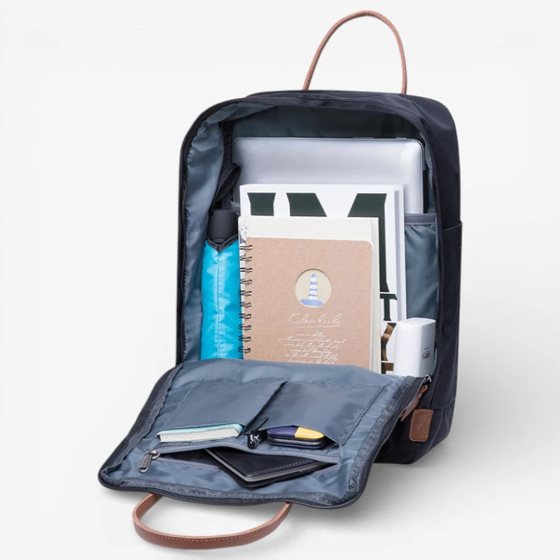 Intérieur du sac à dos lycée avec compartiment ordinateur portable et poche intérieure zippée