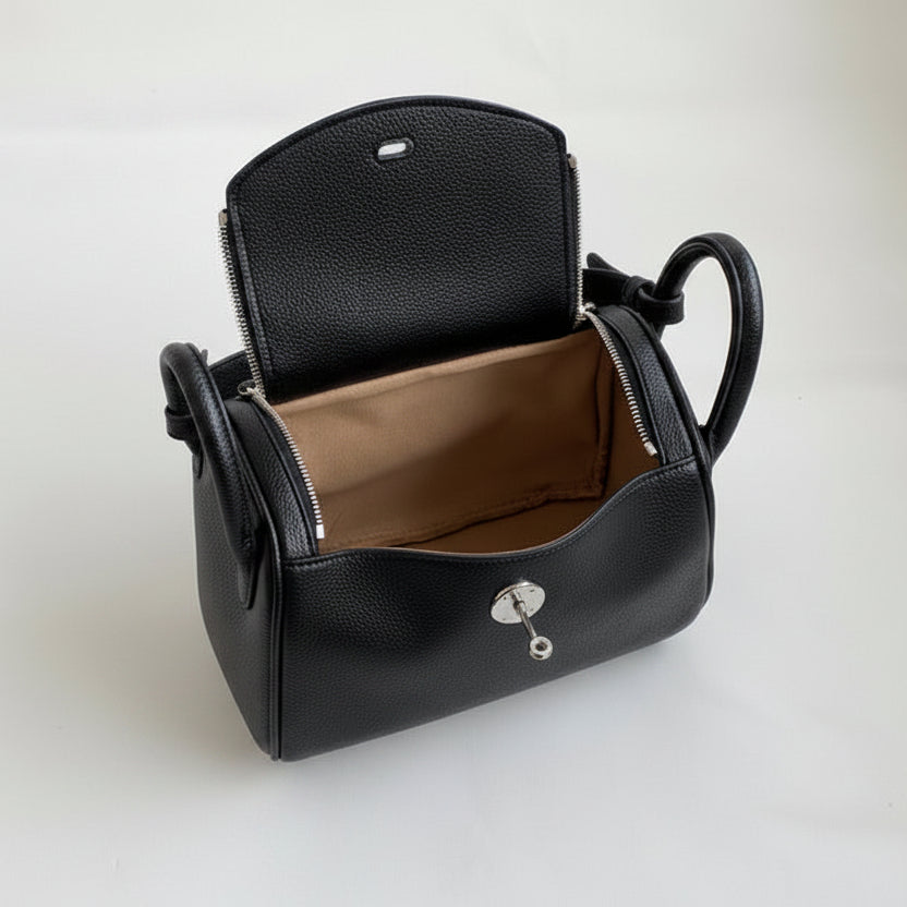 Intérieur du sac bandoulière en cuir de vachette avec compartiment principal ouvert