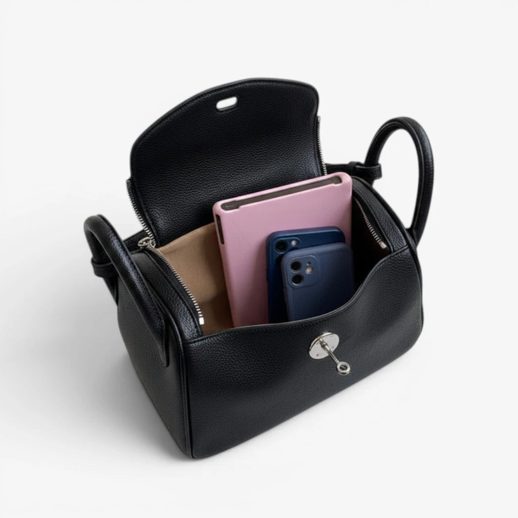 Intérieur du sac bandoulière en cuir de vachette avec compartiments de rangement