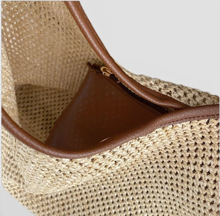 Intérieur du sac cabas en paille beige avec pochette amovible