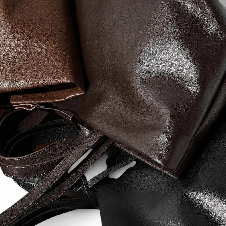 Intérieur du sac en cuir marron foncé pour femme avec plusieurs compartiments organisés